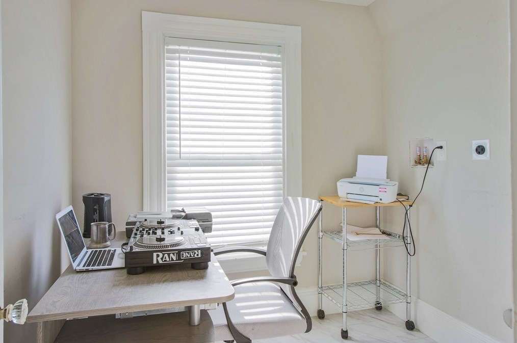 8 Latisquama Rd, Southborough MA 01772-1606 exterior