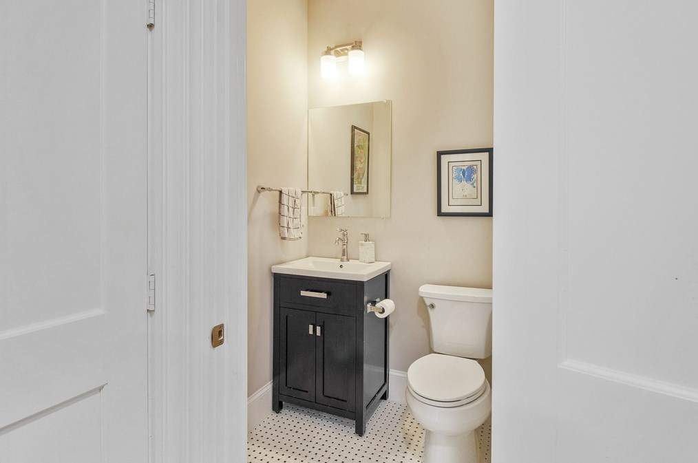 8 Latisquama Rd, Southborough MA 01772-1606 exterior