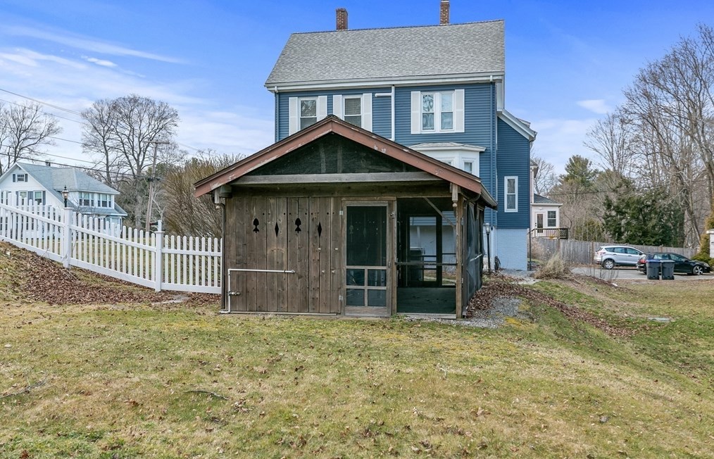 8 Latisquama Rd, Southborough MA 01772-1606 exterior