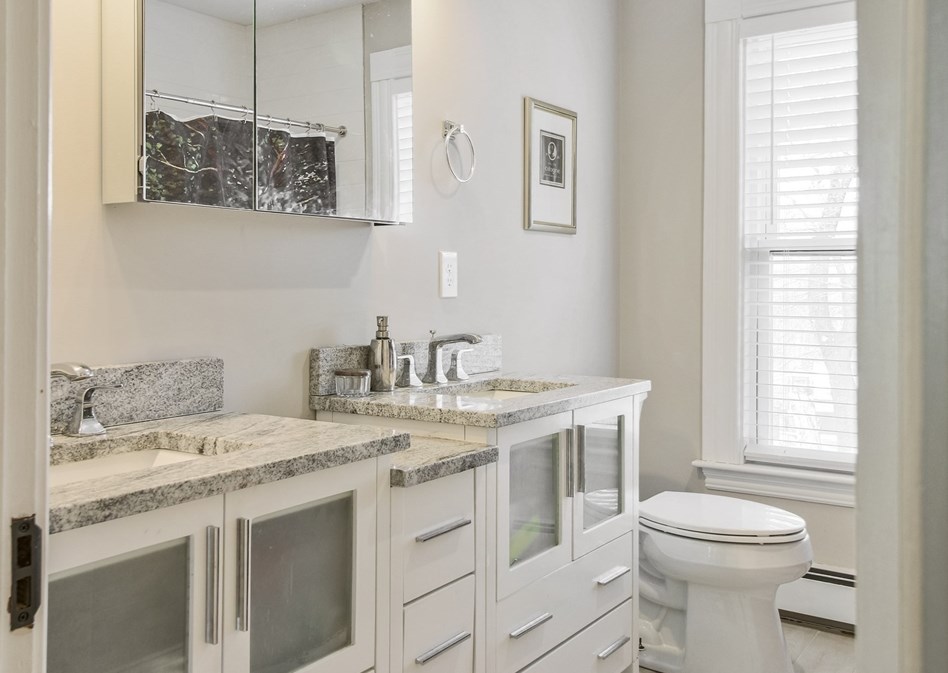 8 Latisquama Rd, Southborough MA 01772-1606 exterior