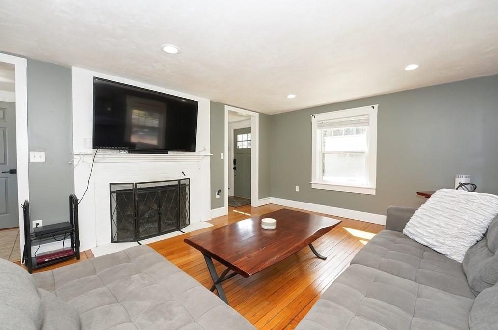 30 Pleasant St, Foxborough MA  02035-2925 exterior