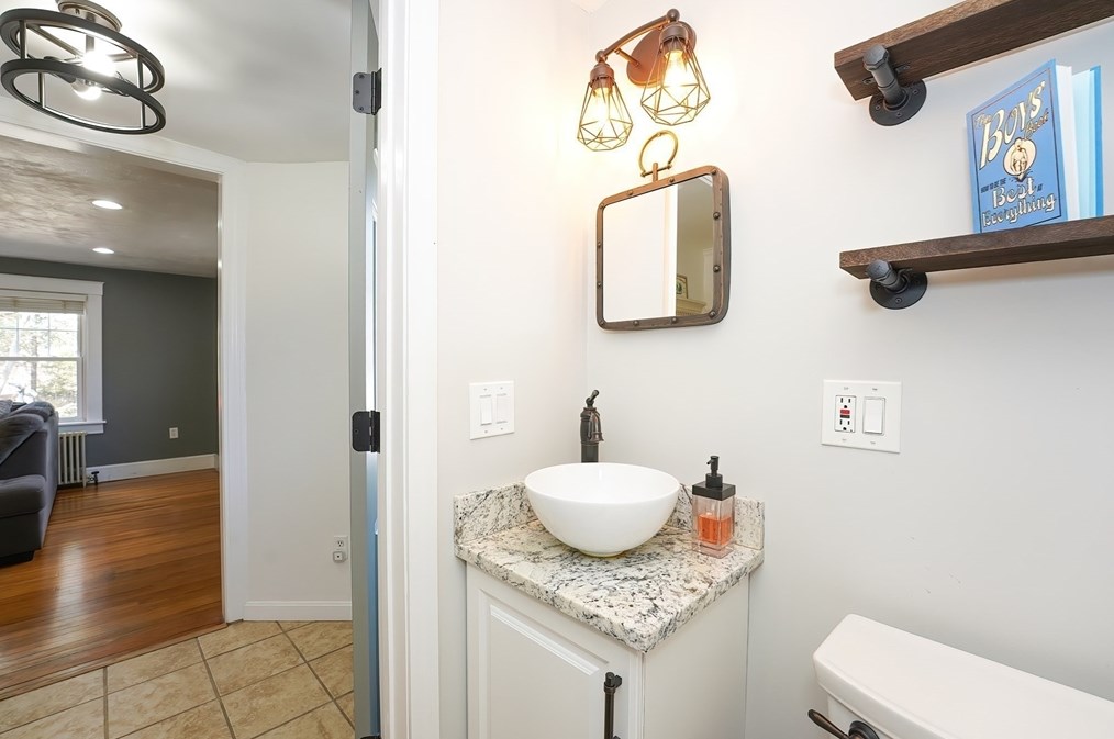 30 Pleasant St, Foxborough MA  02035-2925 exterior