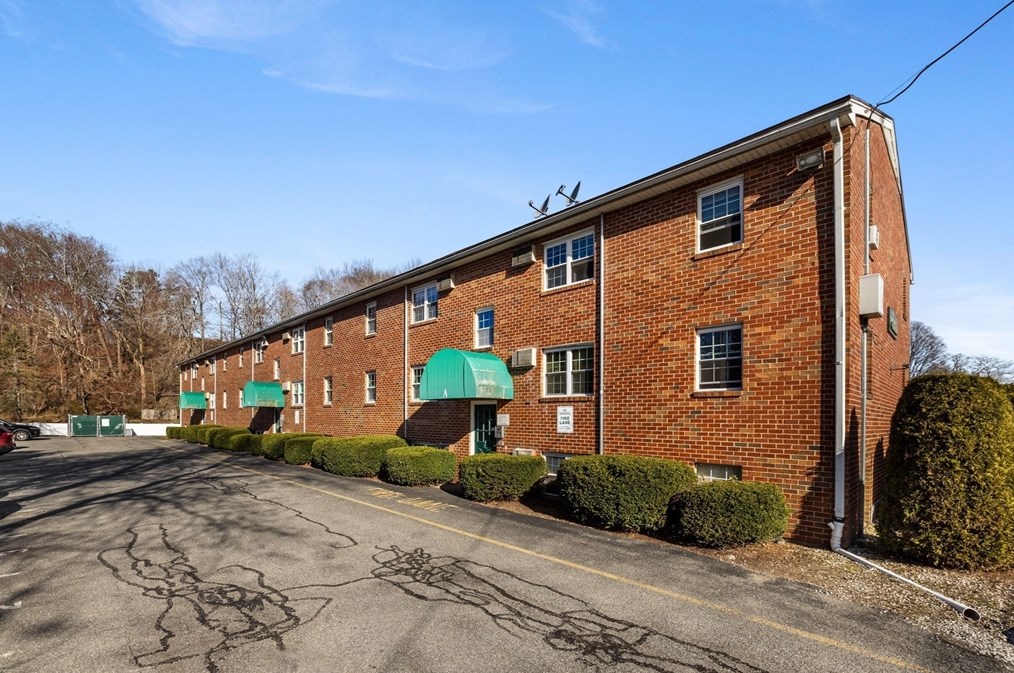 1241 Elm St, West Springfield MA 01089-1801 exterior