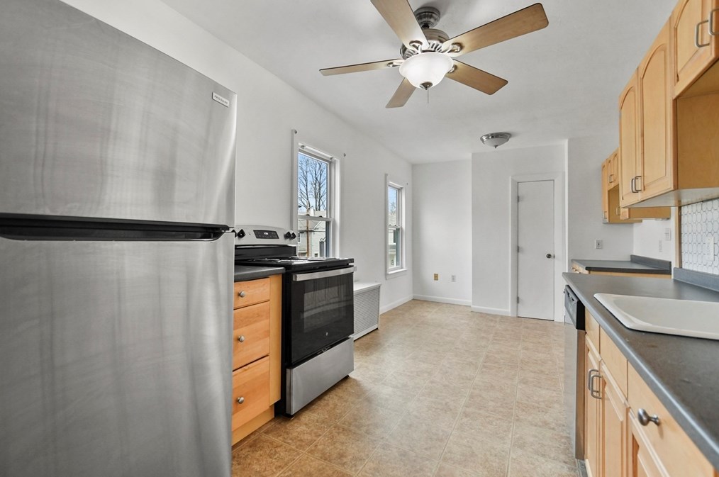 67 Hawthorn St, Lowell MA 01851-3615 exterior