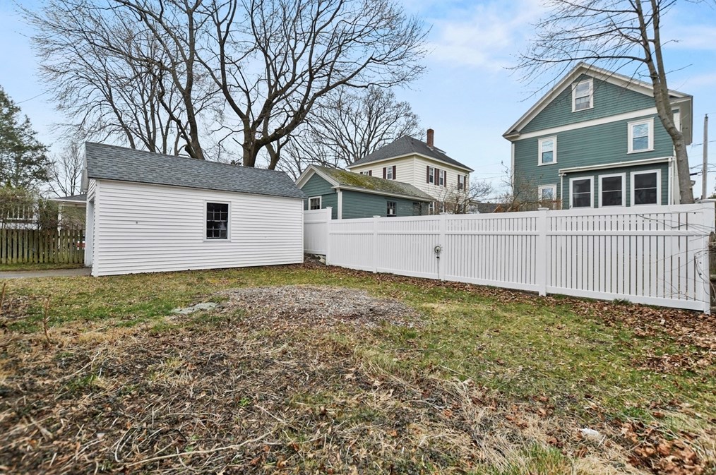 67 Hawthorn St, Lowell MA 01851-3615 exterior