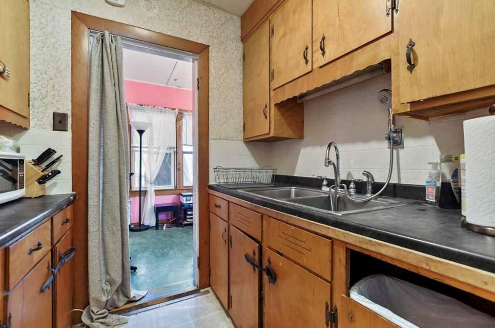 67 Hawthorn St, Lowell MA 01851-3615 exterior