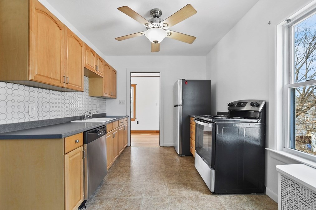 67 Hawthorn St, Lowell MA 01851-3615 exterior