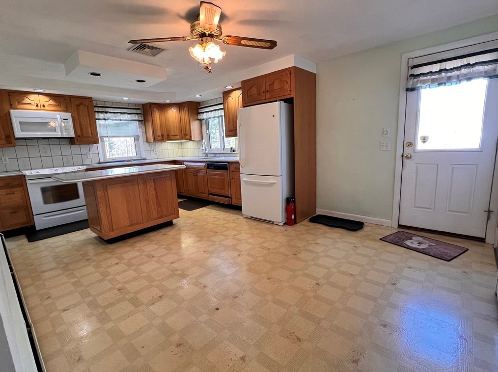 31 Upper Gore Rd, Webster MA 01570-3220 exterior