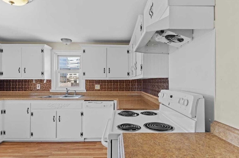 18 Mohican Rd, Worcester MA  01605-2312 exterior