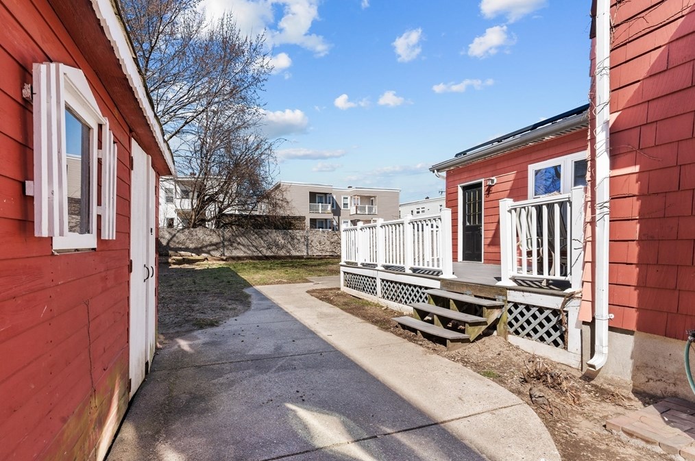 140 Irving St, Everett MA 02149-4825 exterior