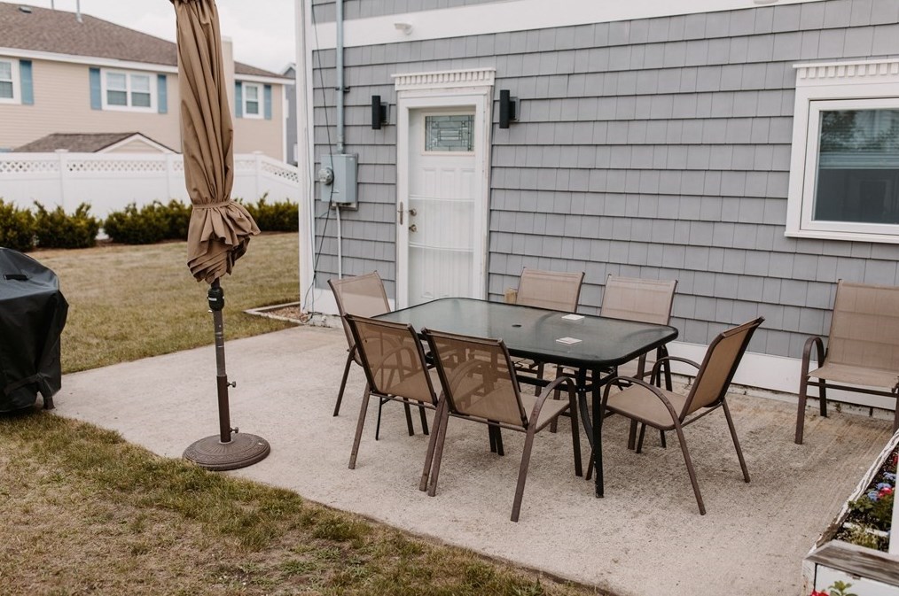 212 Bristol St, Seabrook NH  03874-4703 exterior