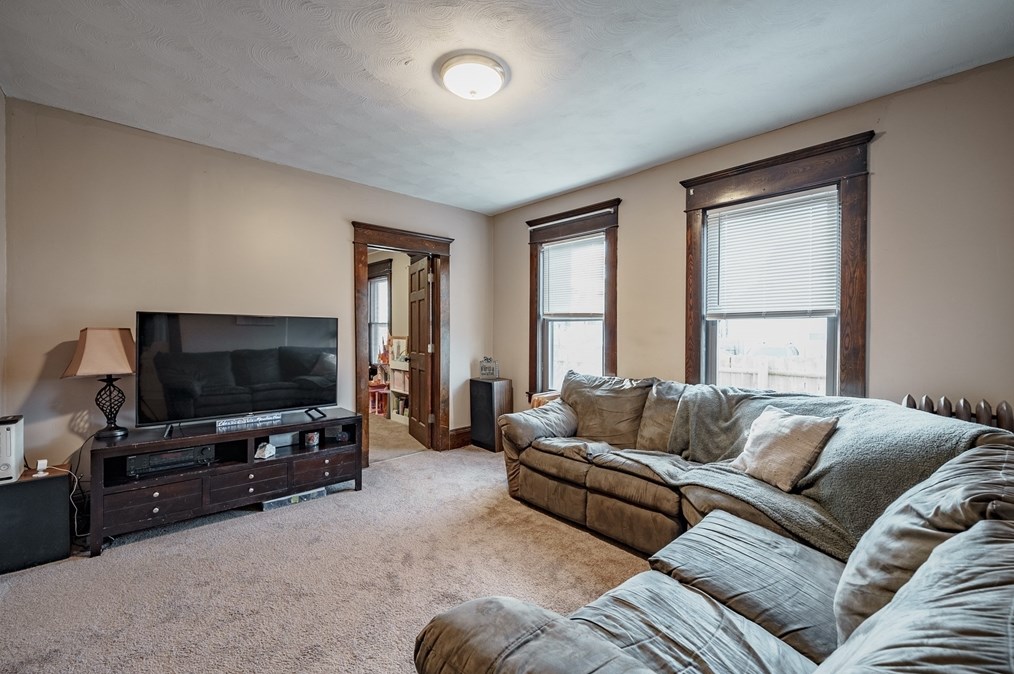 578 Springfield St, Chicopee MA 01013-2853 exterior