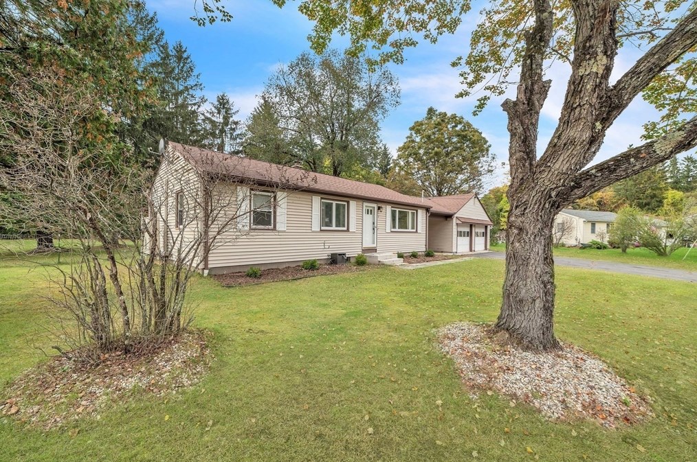 7 Lanebrook Cir, Granby MA  01033-9735 exterior