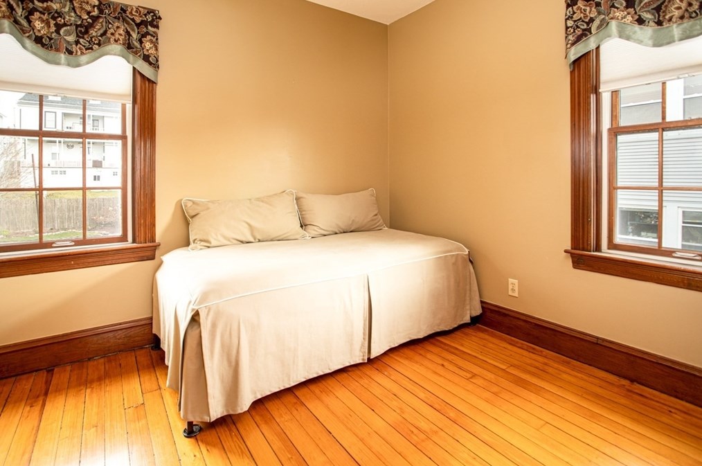 564 Almond St, Fall River MA 02724-1504 exterior