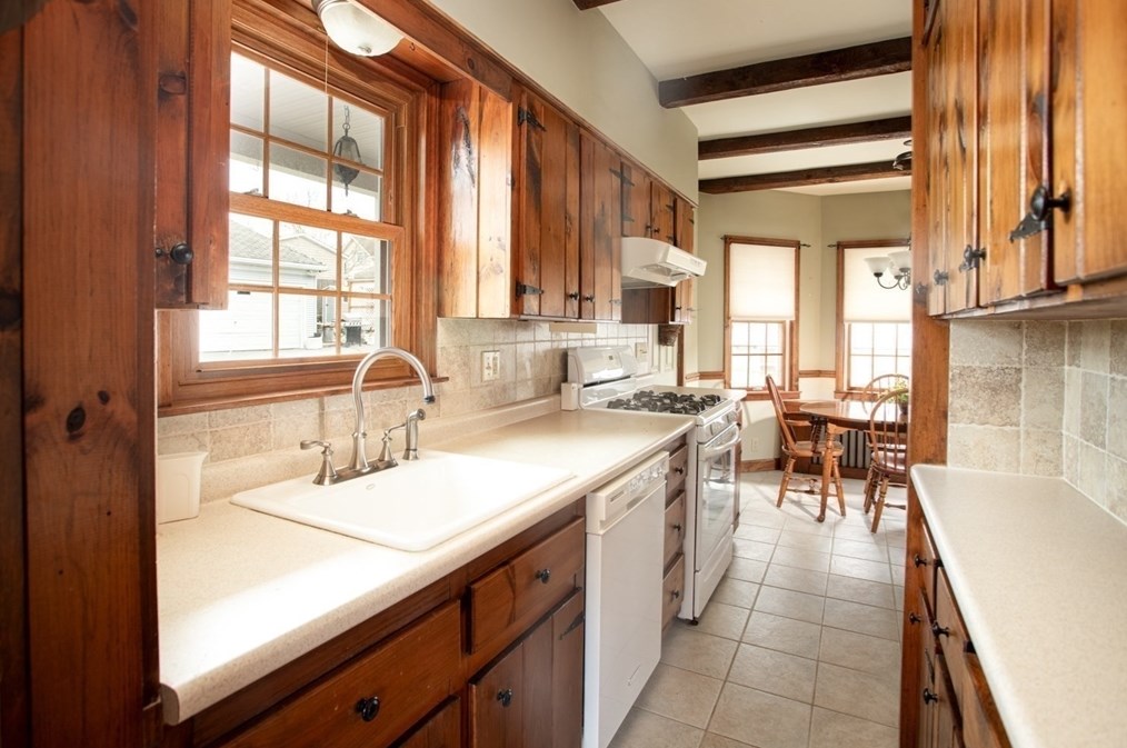 564 Almond St, Fall River MA 02724-1504 exterior