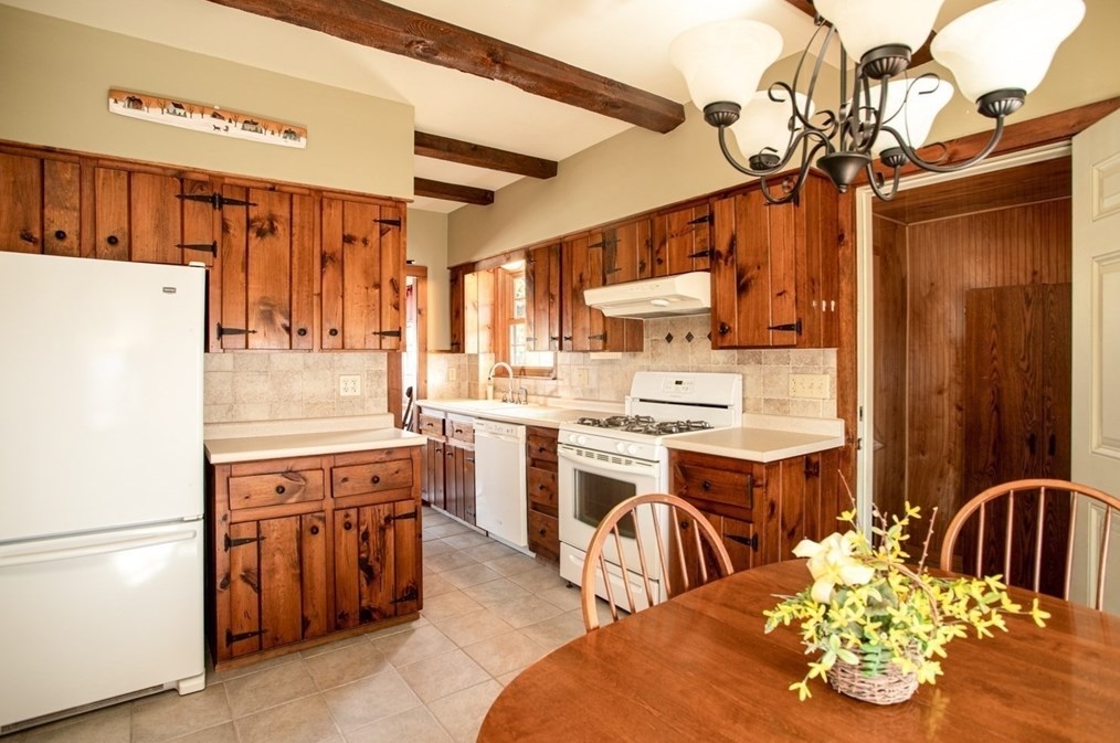 564 Almond St, Fall River MA 02724-1504 exterior