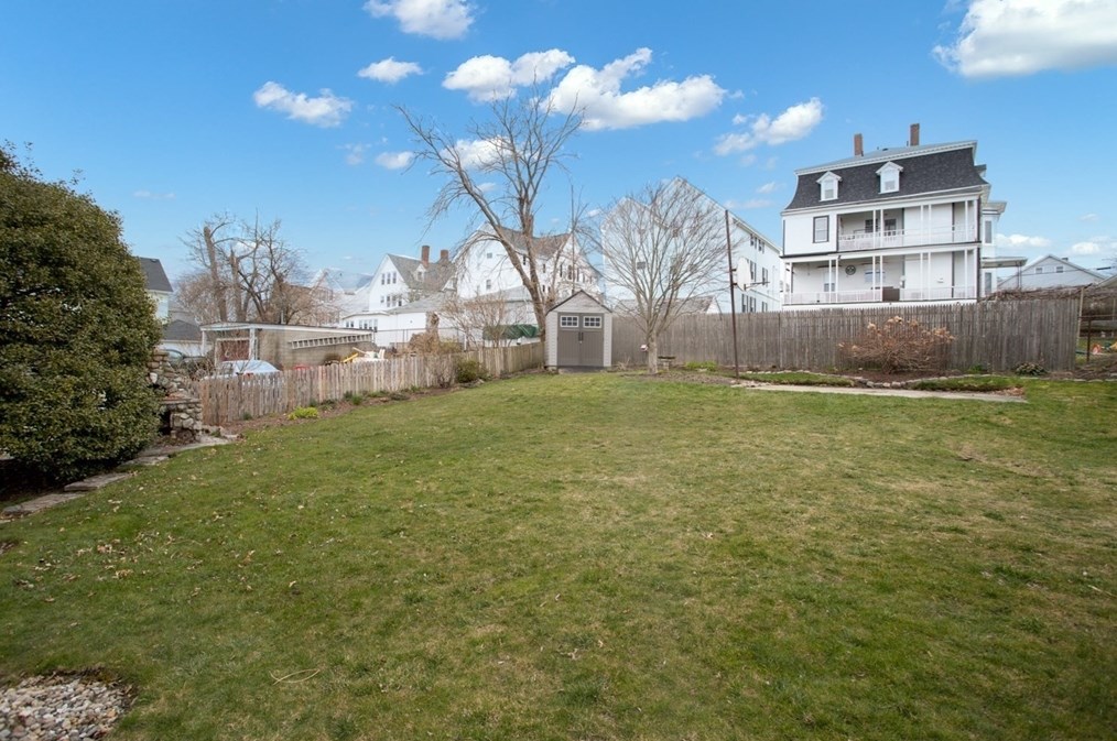 564 Almond St, Fall River MA 02724-1504 exterior