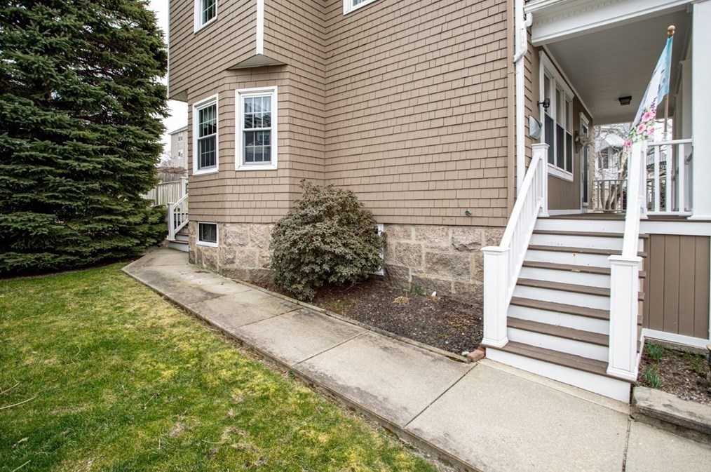 564 Almond St, Fall River MA 02724-1504 exterior