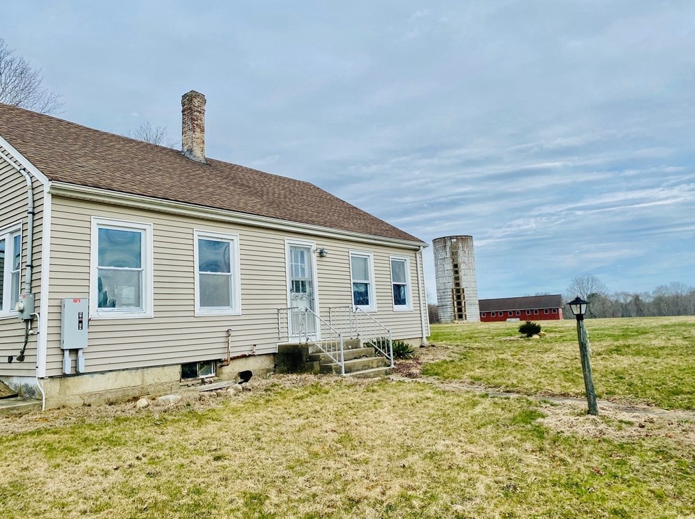 337 Old Fall Riv Rd, Dartmouth MA 02747-1248 exterior