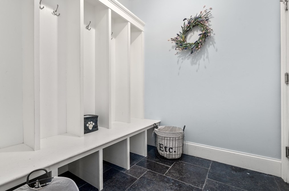 20 Mnr Ave, Wellesley MA 02482-1024 exterior