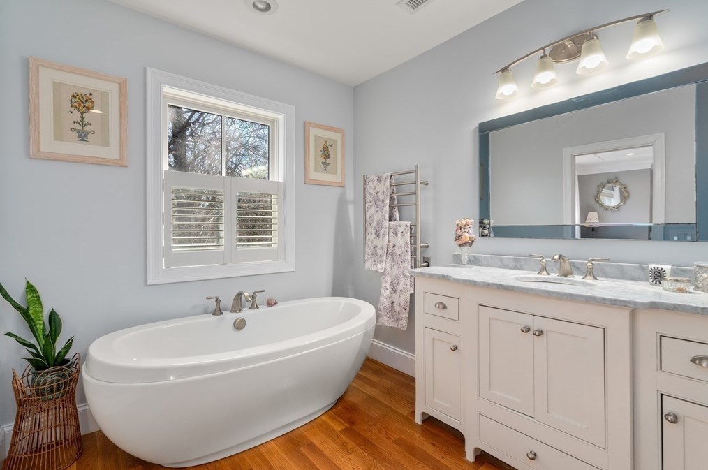 20 Mnr Ave, Wellesley MA 02482-1024 exterior