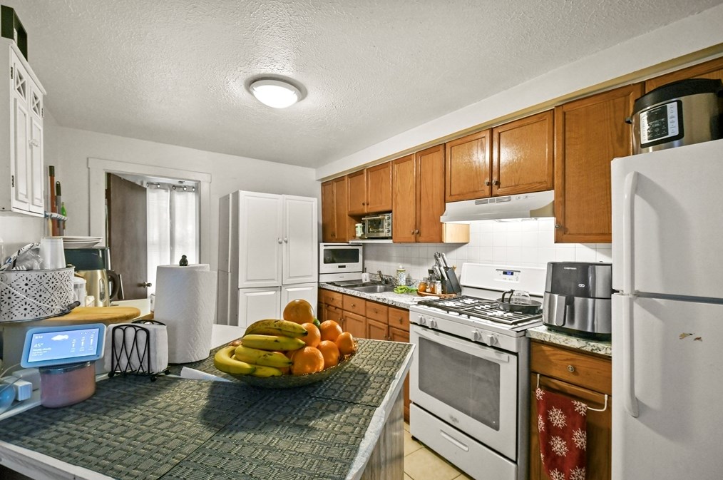 139 Pitman, Fall River MA 02723-2841 exterior