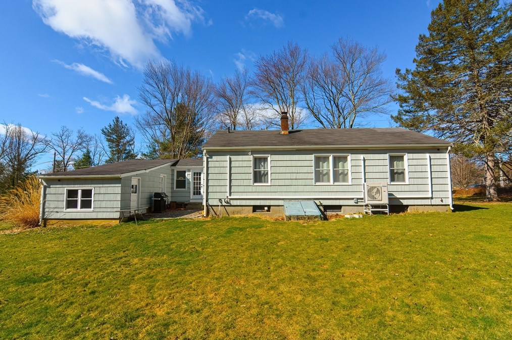 11 Caswell Ct, Douglas MA  01516-2049 exterior