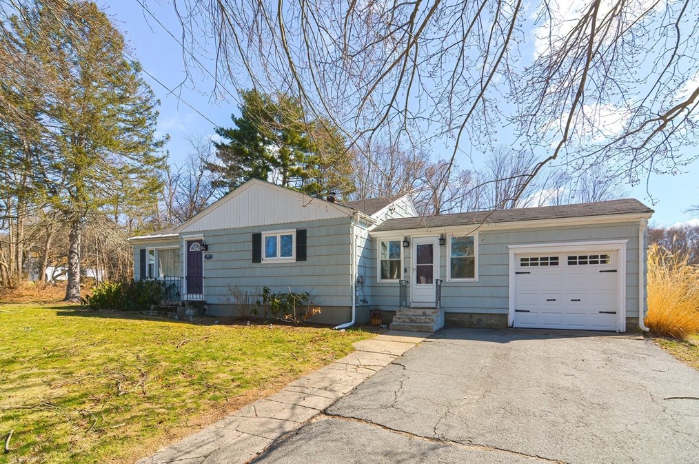 11 Caswell Ct, Douglas MA  01516-2049 exterior