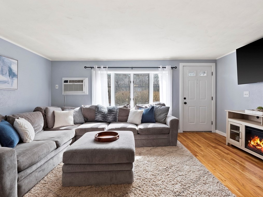 865 Shawsheen St, Tewksbury MA  01876-2342 exterior