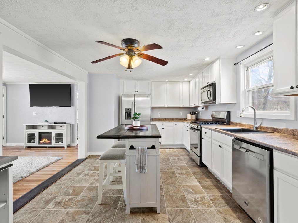 865 Shawsheen St, Tewksbury MA  01876-2342 exterior