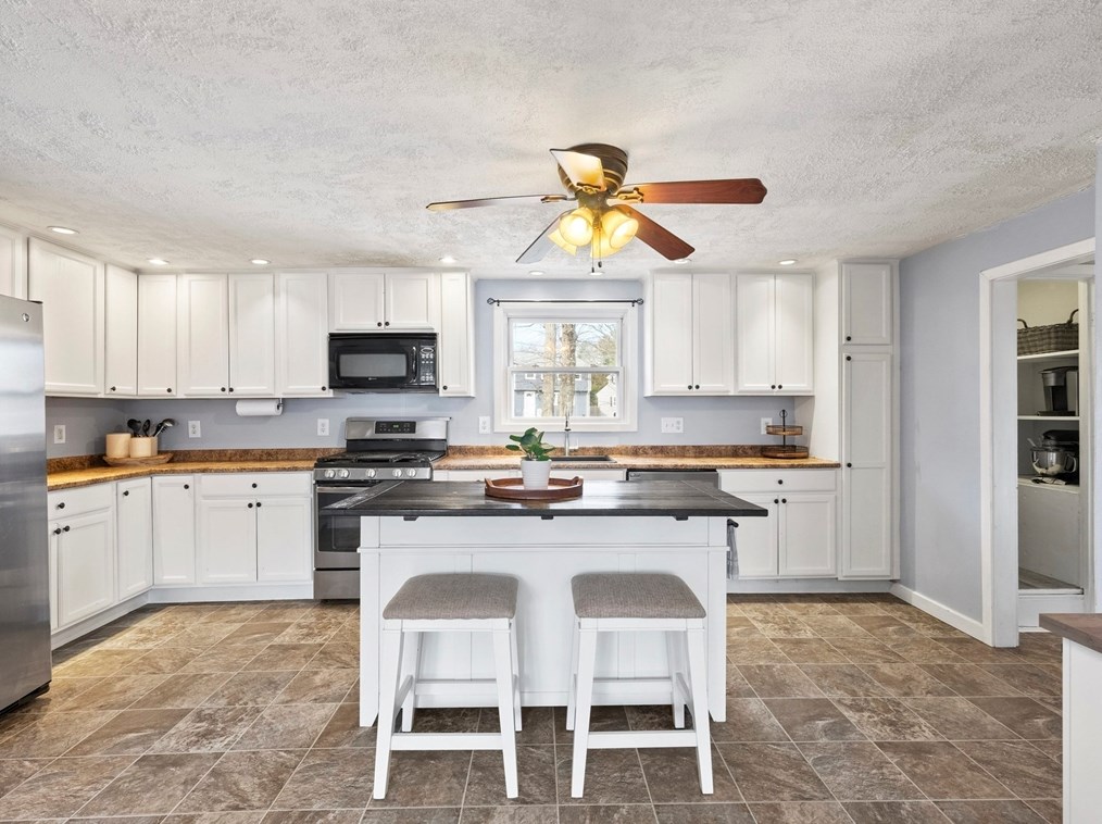 865 Shawsheen St, Tewksbury MA  01876-2342 exterior