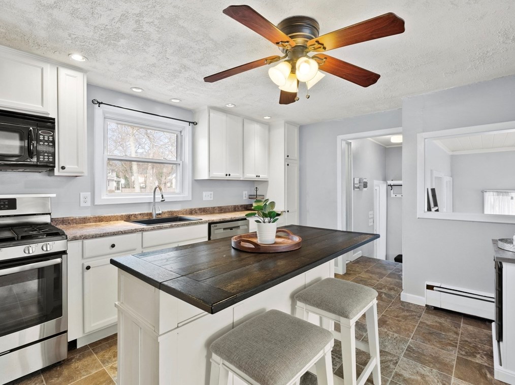 865 Shawsheen St, Tewksbury MA  01876-2342 exterior