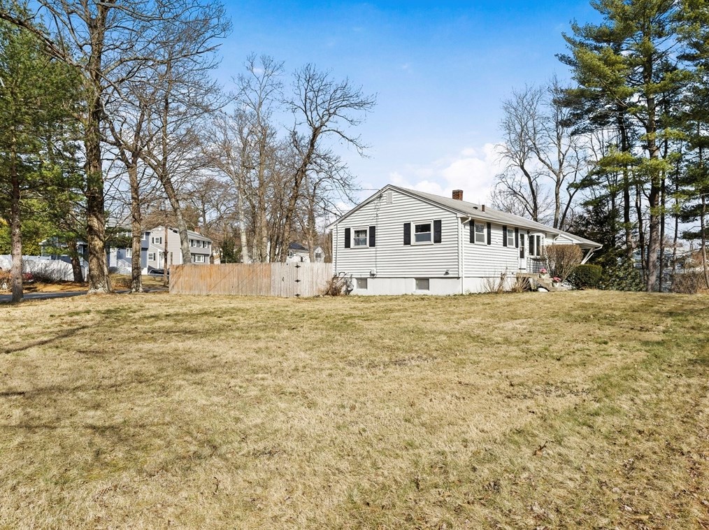 865 Shawsheen St, Tewksbury MA  01876-2342 exterior