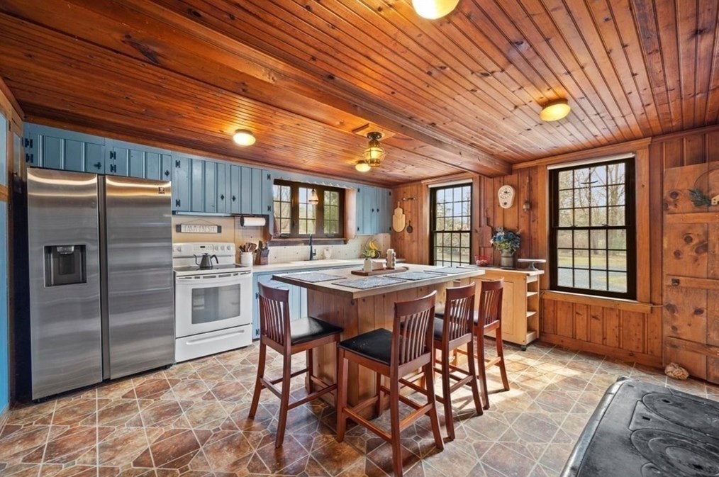 355 Pleasant St, Raynham MA  02767-1673 exterior