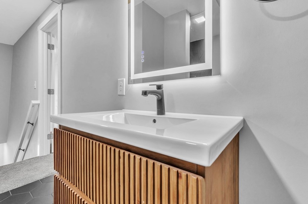 28 Old Depot Rd, Oxford MA  01540-1244 exterior