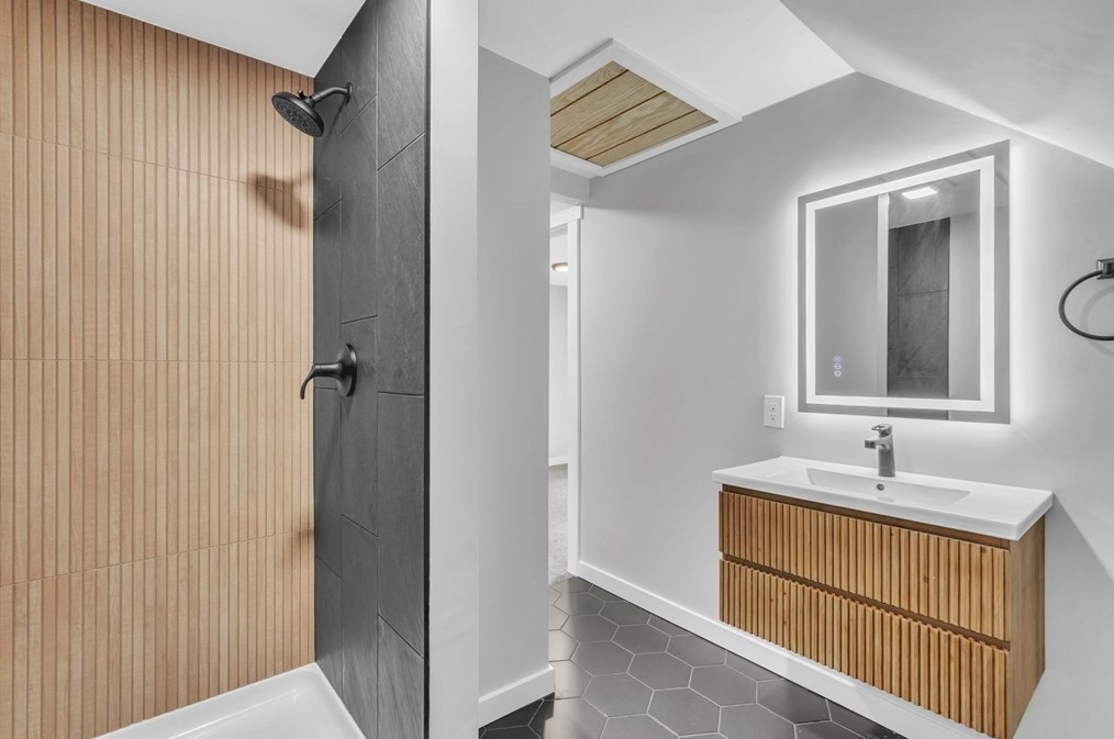 28 Old Depot Rd, Oxford MA  01540-1244 exterior