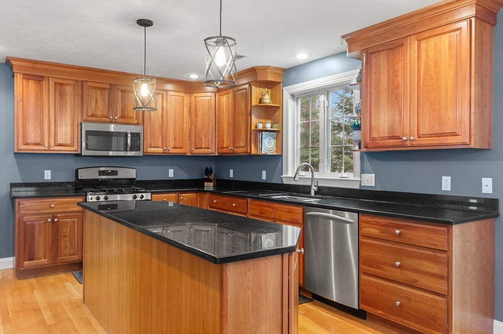 7 Corinthian Way, Haverhill MA  01833-2528 exterior