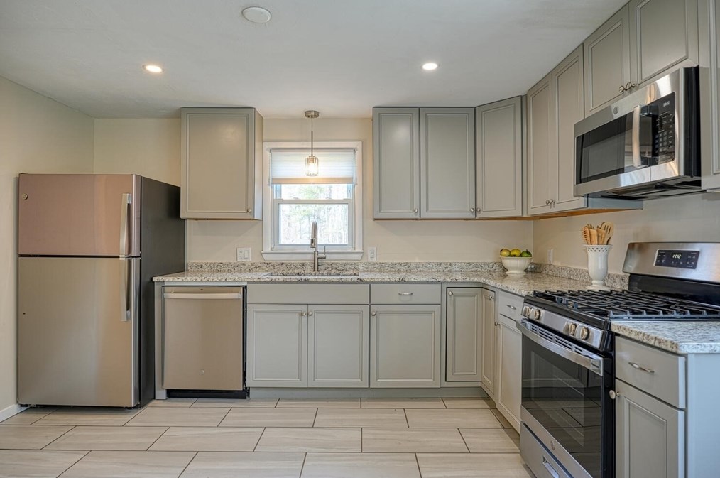 201 Gorwin Dr, Holliston MA  01746-1532 exterior