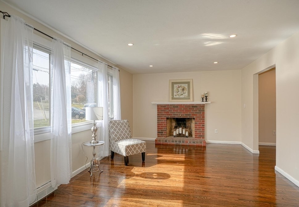 201 Gorwin Dr, Holliston MA  01746-1532 exterior