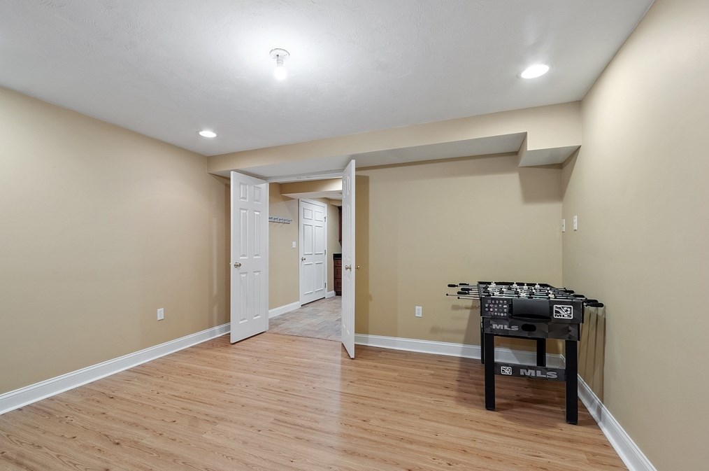 18 Camelot Dr, Shrewsbury MA  01545-7704 exterior