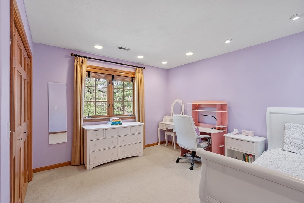 18 Camelot Dr, Shrewsbury MA  01545-7704 exterior