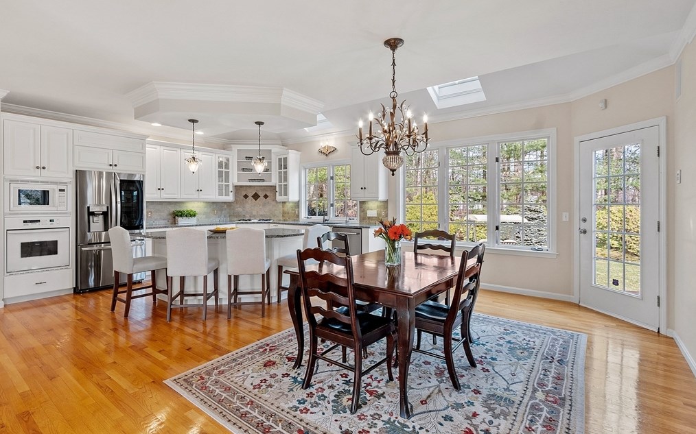 18 Camelot Dr, Shrewsbury MA  01545-7704 exterior