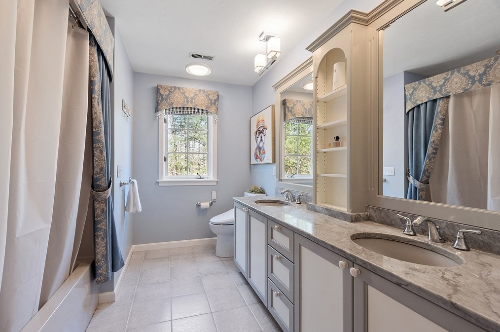 18 Camelot Dr, Shrewsbury MA  01545-7704 exterior