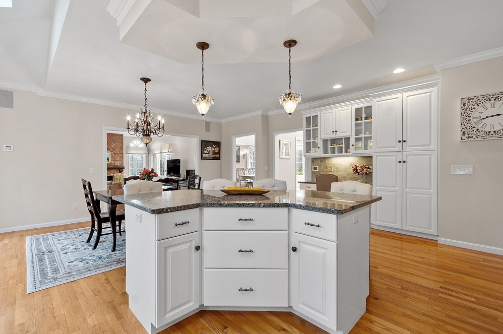 18 Camelot Dr, Shrewsbury MA  01545-7704 exterior