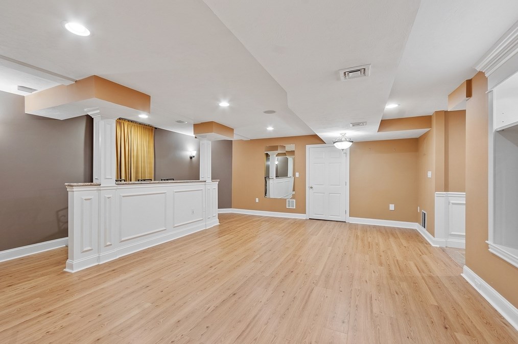 18 Camelot Dr, Shrewsbury MA  01545-7704 exterior