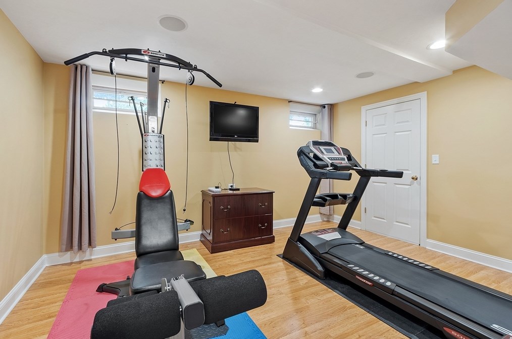 18 Camelot Dr, Shrewsbury MA  01545-7704 exterior