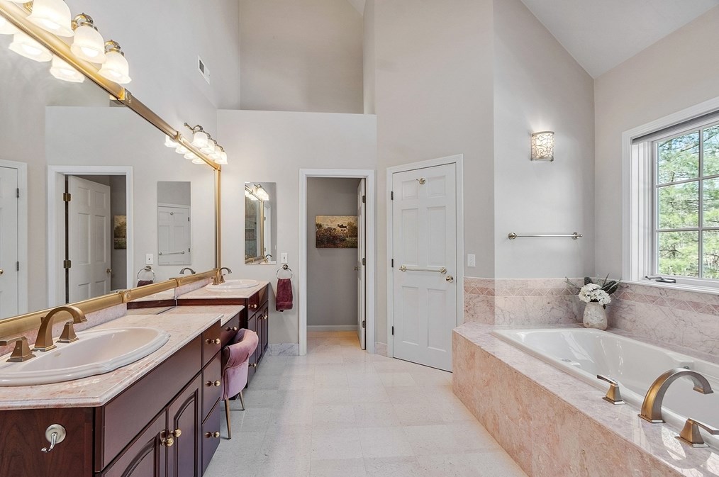 18 Camelot Dr, Shrewsbury MA  01545-7704 exterior