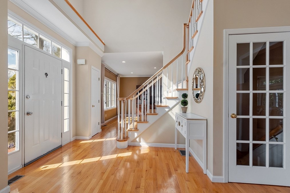 18 Camelot Dr, Shrewsbury MA  01545-7704 exterior