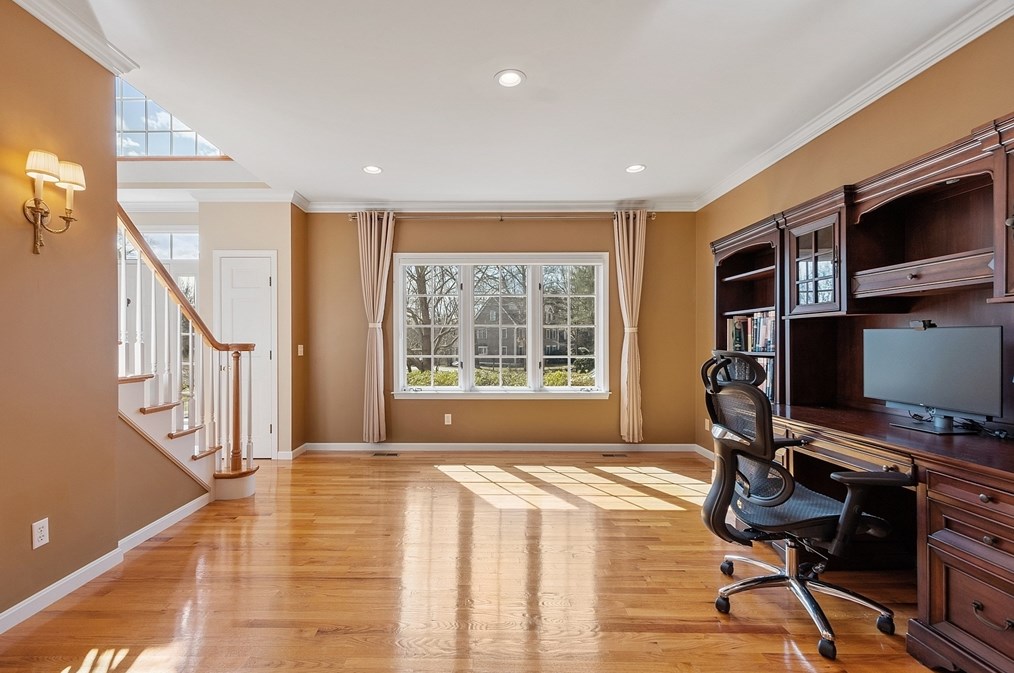 18 Camelot Dr, Shrewsbury MA  01545-7704 exterior