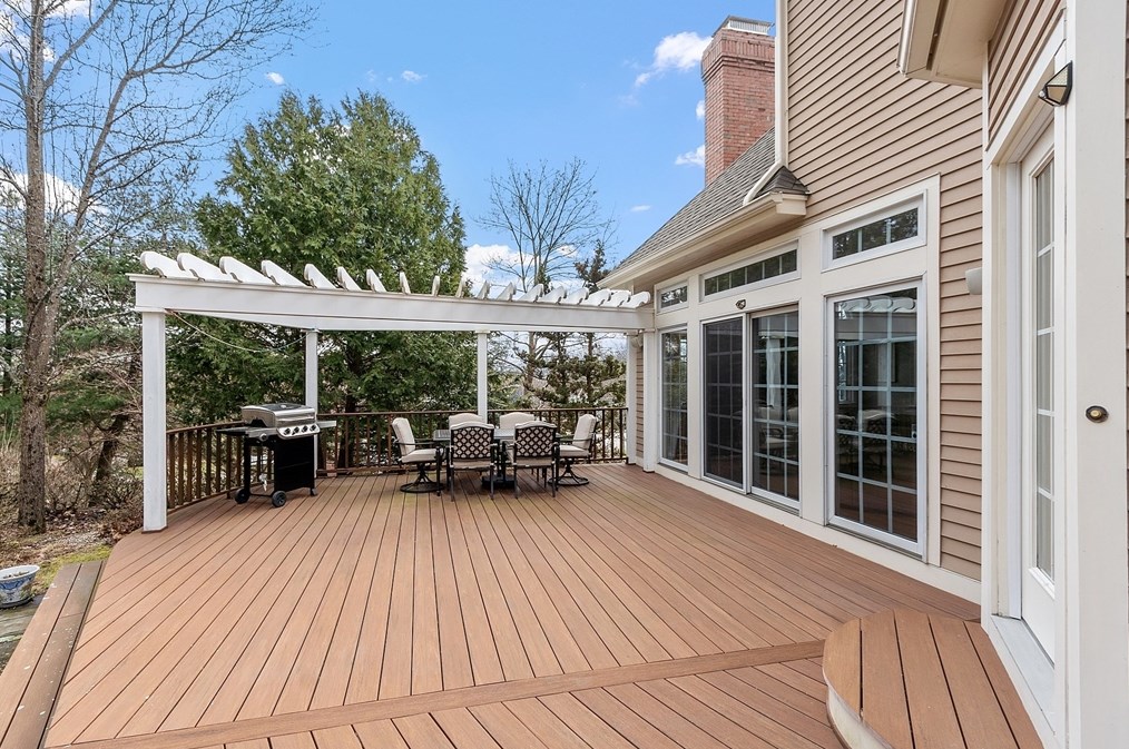 18 Camelot Dr, Shrewsbury MA  01545-7704 exterior